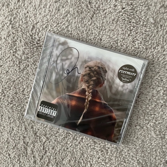 NWT π€ Authentic Taylor Swift Signed & Sealed Evermore CD - Picture 1 of 3